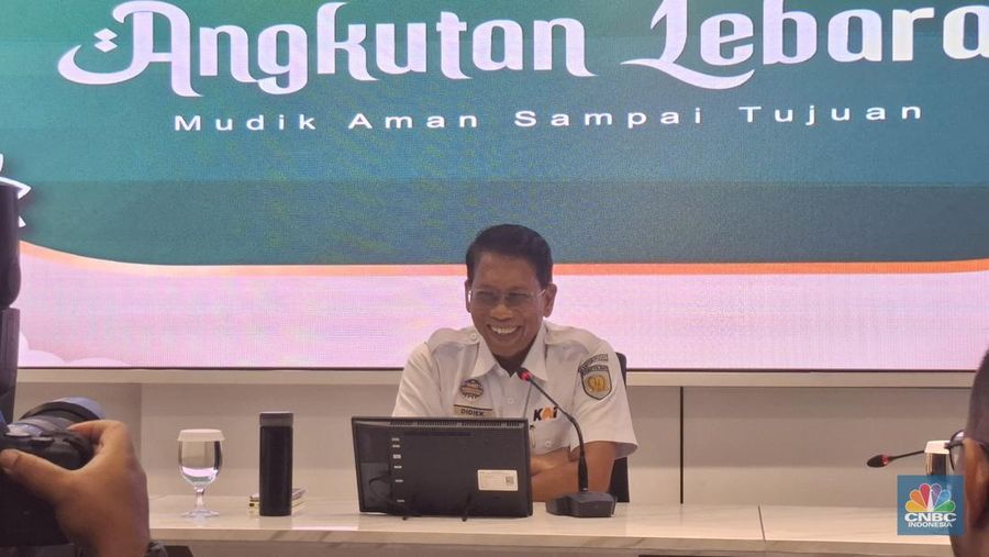 Tengah Dirut KAI Didiek Hartanyo, kanan Dirut Perum Damri Setia N Milatia Moemin, dalam acara konferensi pers persiapan masa angkutan lebaran 2025 dengan tema