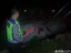 Jalanan Amblas di Maros, Truk Bermuatan 25 Ton Semen Curah Terjun ke Sawah