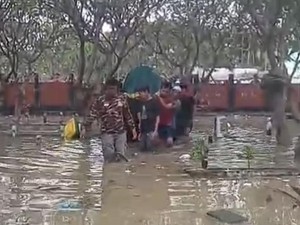 Viral Warga Gresik Makamkan Jenazah di TPU yang Terendam Banjir