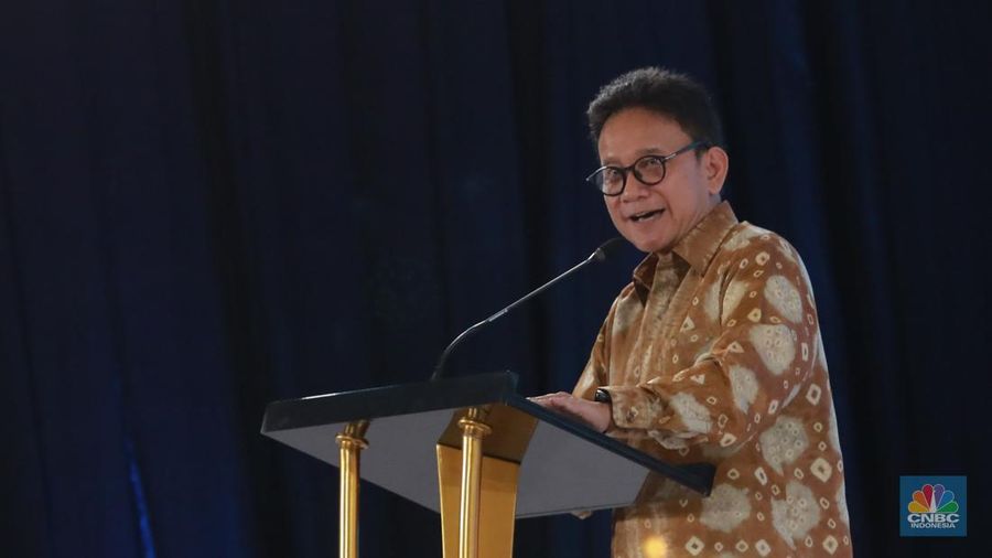 Wakil Ketua Dewan Komisioner OJK Mirza Adityaswara menyampaikan sambutan dalam acara Digital Economic Forum di Jakarta, Selasa (25/2/2025). (CNBC Indonesia/Muhammad Sabki)