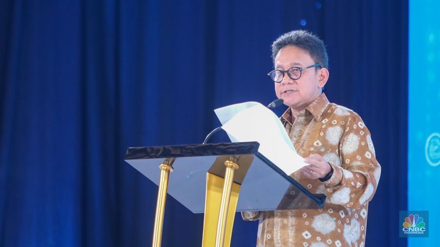 Wakil Ketua Dewan Komisioner OJK Mirza Adityaswara menyampaikan sambutan dalam acara Digital Economic Forum di Jakarta, Selasa (25/2/2025). (CNBC Indonesia/Faisal Rahman)