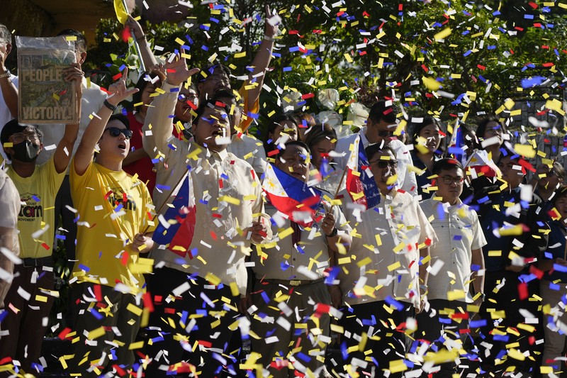 Warga Filipina menggelar unjuk rasa pada peringatan 39 tahun Revolusi Kekuatan Rakyat di di Kota Quezon, Filipina, Selasa (25/2/2024). (REUTERS/Eloisa Lopez)