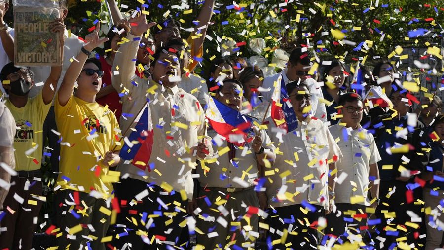 Warga Filipina menggelar unjuk rasa pada peringatan 39 tahun Revolusi Kekuatan Rakyat di di Kota Quezon, Filipina, Selasa (25/2/2024). (REUTERS/Eloisa Lopez)