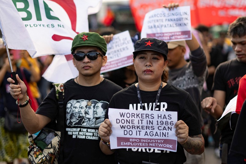 Warga Filipina menggelar unjuk rasa pada peringatan 39 tahun Revolusi Kekuatan Rakyat di di Kota Quezon, Filipina, Selasa (25/2/2024). (REUTERS/Eloisa Lopez)