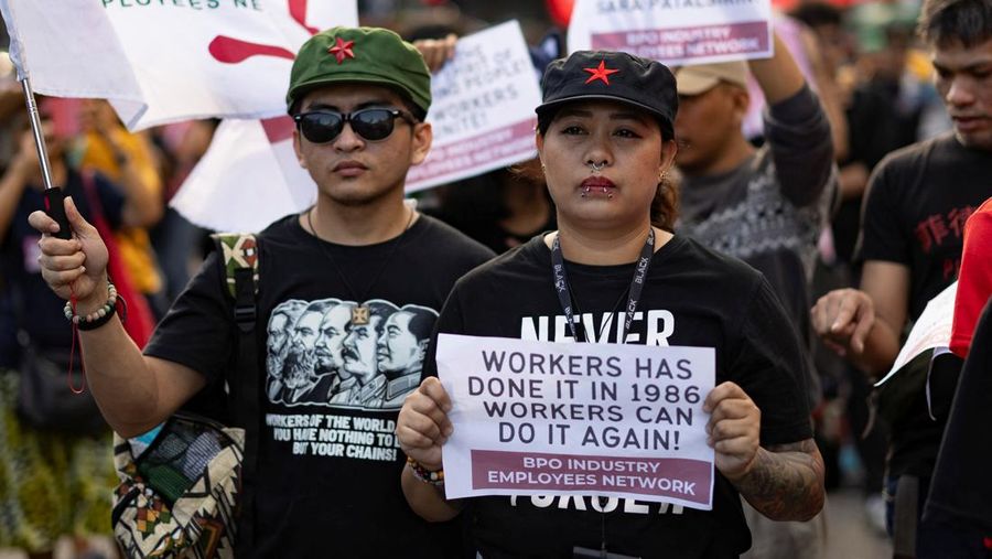 Warga Filipina menggelar unjuk rasa pada peringatan 39 tahun Revolusi Kekuatan Rakyat di di Kota Quezon, Filipina, Selasa (25/2/2024). (REUTERS/Eloisa Lopez)