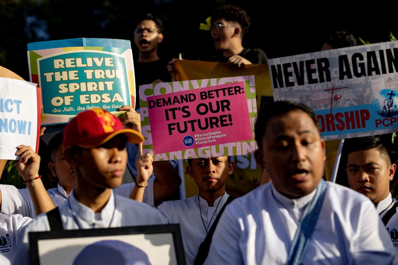 Warga Filipina menggelar unjuk rasa pada peringatan 39 tahun Revolusi Kekuatan Rakyat di di Kota Quezon, Filipina, Selasa (25/2/2024). (REUTERS/Eloisa Lopez) Warga Filipina menggelar unjuk rasa pada peringatan 39 tahun Revolusi Kekuatan Rakyat di di Kota Quezon, Filipina, Selasa (25/2/2024). (REUTERS/Eloisa Lopez)