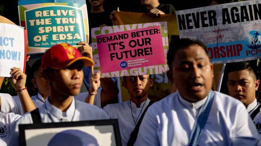 Warga Filipina menggelar unjuk rasa pada peringatan 39 tahun Revolusi Kekuatan Rakyat di di Kota Quezon, Filipina, Selasa (25/2/2024). (REUTERS/Eloisa Lopez)