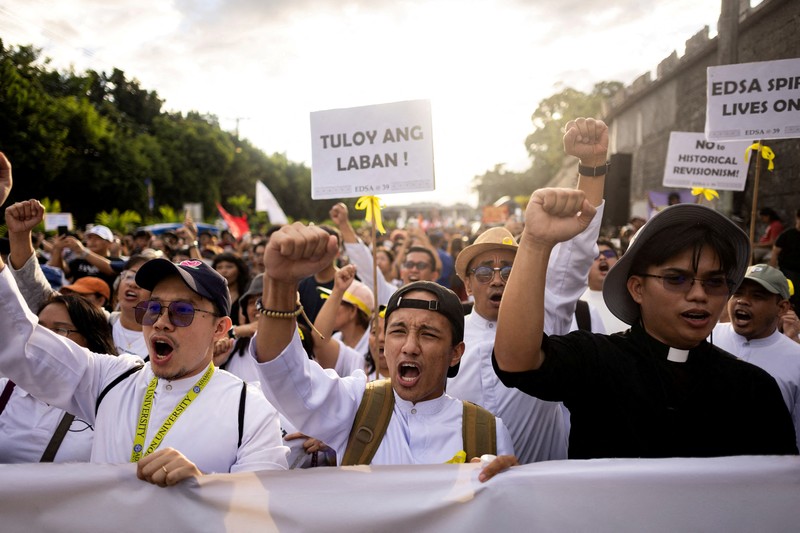 Warga Filipina menggelar unjuk rasa pada peringatan 39 tahun Revolusi Kekuatan Rakyat di di Kota Quezon, Filipina, Selasa (25/2/2024). (REUTERS/Eloisa Lopez)