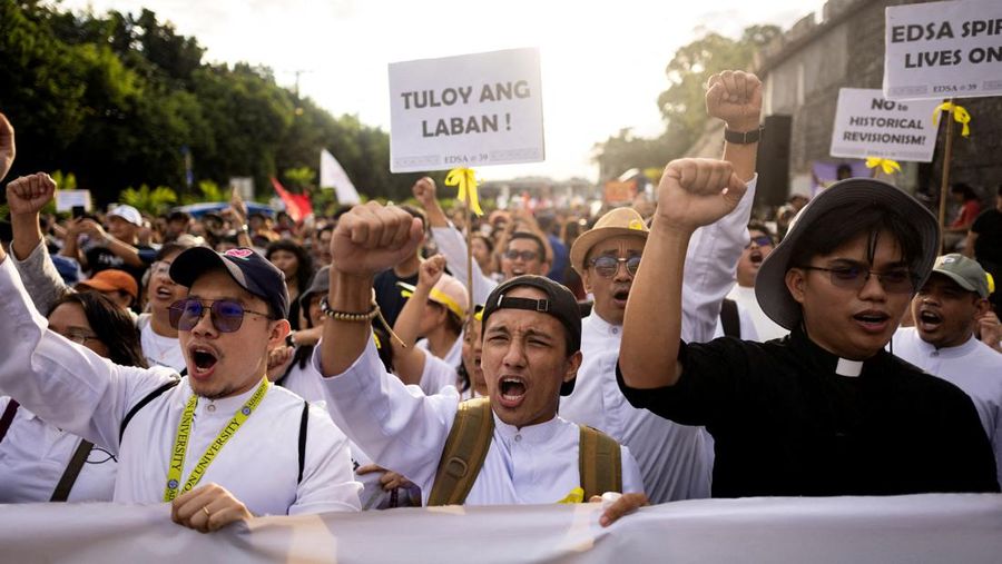 Warga Filipina menggelar unjuk rasa pada peringatan 39 tahun Revolusi Kekuatan Rakyat di di Kota Quezon, Filipina, Selasa (25/2/2024). (REUTERS/Eloisa Lopez)