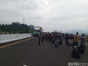 Demo Tuntut Ganti Rugi, Warga Sumedang Terobos Tol Cisumdawu