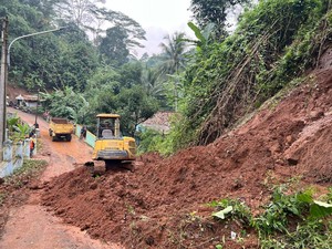 Longsor Tutup Jalan Penghubung 2 Kecamatan di Bandung Barat
