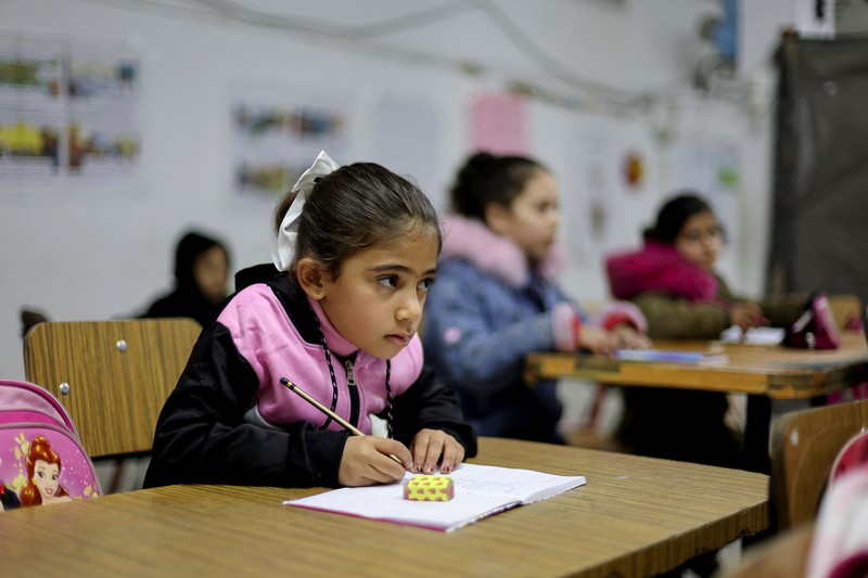 Anak-anak Palestina kembali sekolah saat tahun ajaran baru dimiulai di Jalur Gaza, Selasa (25/2/2025). (REUTERS/Dawoud Abu Alkas) Anak-anak Palestina kembali sekolah saat tahun ajaran baru dimiulai di Jalur Gaza, Selasa (25/2/2025). (REUTERS/Dawoud Abu Alkas)