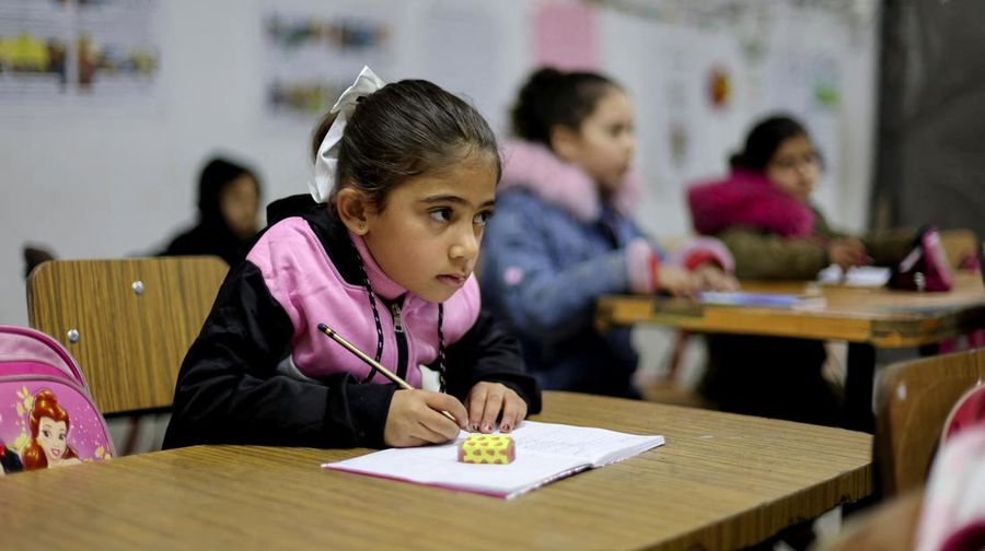 Anak-anak Palestina kembali sekolah saat tahun ajaran baru dimiulai di Jalur Gaza, Selasa (25/2/2025). (REUTERS/Dawoud Abu Alkas)