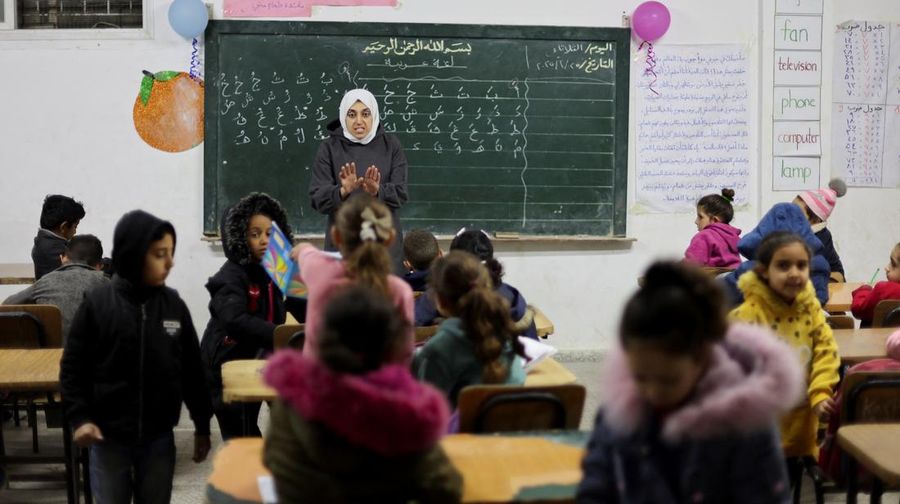 Anak-anak Palestina kembali sekolah saat tahun ajaran baru dimiulai di Jalur Gaza, Selasa (25/2/2025). (REUTERS/Dawoud Abu Alkas)