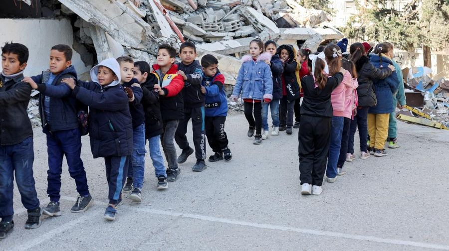 Anak-anak Palestina kembali sekolah saat tahun ajaran baru dimiulai di Jalur Gaza, Selasa (25/2/2025). (REUTERS/Dawoud Abu Alkas)