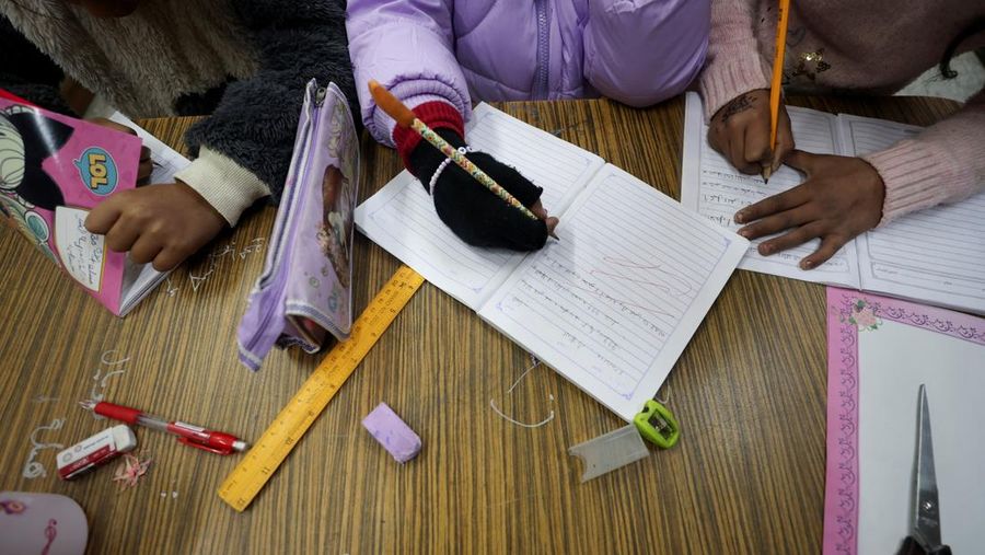 Anak-anak Palestina kembali sekolah saat tahun ajaran baru dimiulai di Jalur Gaza, Selasa (25/2/2025). (REUTERS/Dawoud Abu Alkas)