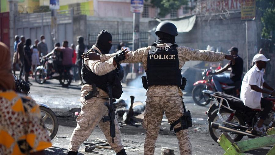 Penduduk lingkungan Delmas 30 meninggalkan rumah mereka karena kekerasan geng, di Port-au-Prince, Haiti, 25 Februari 2025. (REUTERS/Jean Feguens Regala)