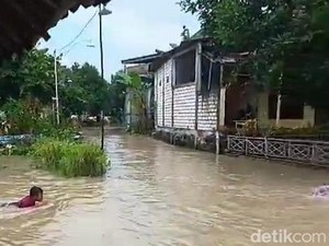 Bengawan Solo Meluap Banjiri Jalanan Dusun Mojopencol Bojonegoro