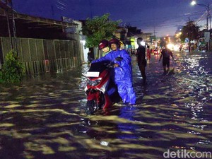 Hujan Deras 3 Jam, Jalan Utama-Ratusan Rumah di Tulungagung Terendam Banjir