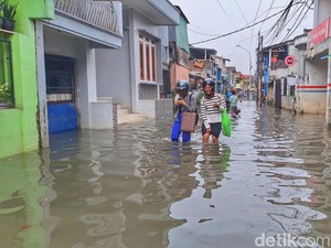 Ribuan Warga Terdampak Banjir Dayeuhkolot, Lansia-Balita Terpaksa Ngungsi