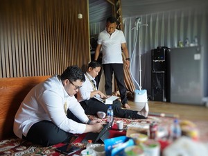 Momen Mas Dhito Kerjakan Tugas Retret saat Jam Istirahat Makan Siang