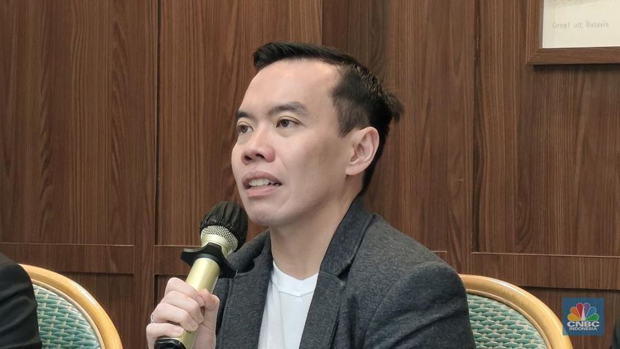 Direktur Digital Business Telkom Indonesia, Fajrin Rasyid dalam acara Business Update Inisiatif AI Telkom Group di Jakarta, Rabu (26/2/2025). (CNBC Indonesia/Intan Rakhmayanti Dewi)