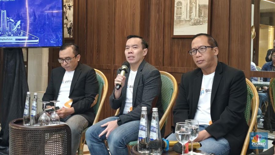 Direktur Digital Business Telkom Indonesia, Fajrin Rasyid dalam acara Business Update Inisiatif AI Telkom Group di Jakarta, Rabu (26/2/2025). (CNBC Indonesia/Intan Rakhmayanti Dewi)