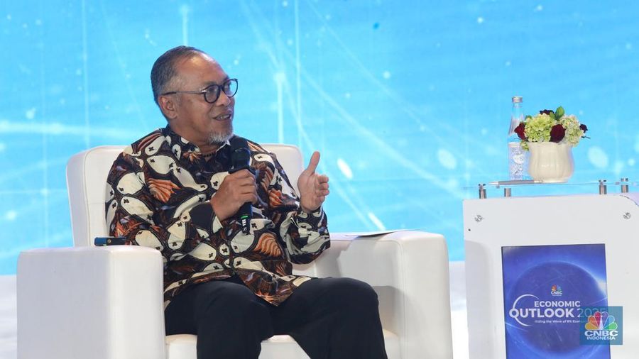 Direktur Portofolio dan Pengembangan Usaha MIND ID, Dilo Seno Widagdo menyampaikan pemaparan dalam acara CNBC Indonesia Economic Outlook 2025 di Hotel Westin, Jakarta, Rabu (26/2/2025). (CNBC Indonesia/Muhammad Sabki)