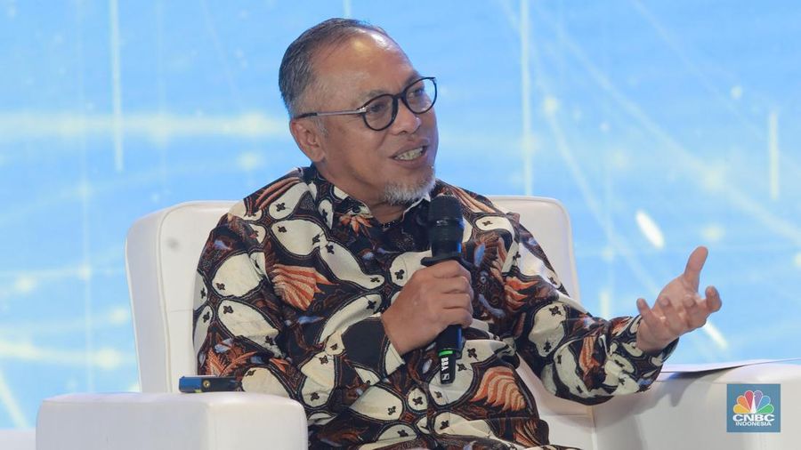 Direktur Portofolio dan Pengembangan Usaha MIND ID, Dilo Seno Widagdo menyampaikan pemaparan dalam acara CNBC Indonesia Economic Outlook 2025 di Hotel Westin, Jakarta, Rabu (26/2/2025). (CNBC Indonesia/Muhammad Sabki)