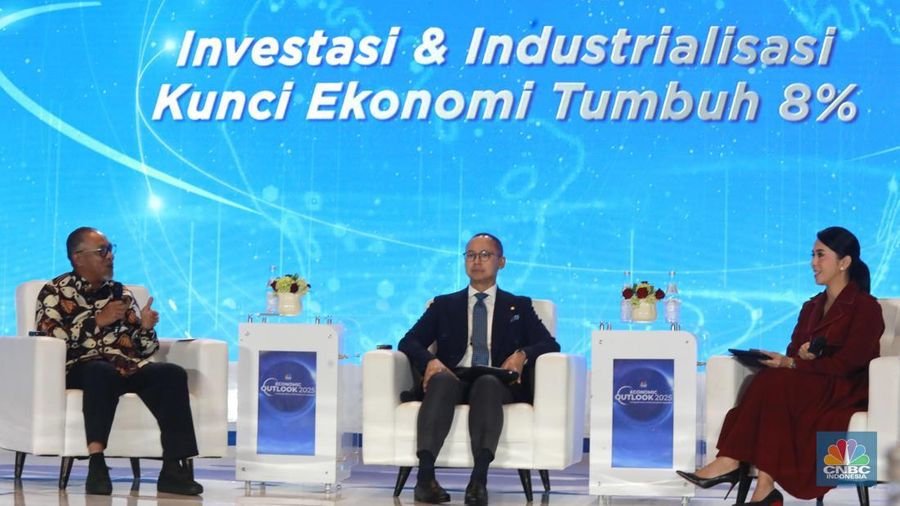 Direktur Portofolio dan Pengembangan Usaha MIND ID, Dilo Seno Widagdo menyampaikan pemaparan dalam acara CNBC Indonesia Economic Outlook 2025 di Hotel Westin, Jakarta, Rabu (26/2/2025). (CNBC Indonesia/Muhammad Sabki)