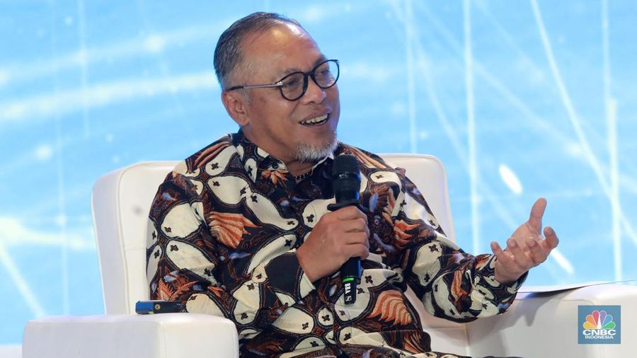 Direktur Portofolio dan Pengembangan Usaha MIND ID, Dilo Seno Widagdo menyampaikan pemaparan dalam acara CNBC Indonesia Economic Outlook 2025 di Hotel Westin, Jakarta, Rabu (26/2/2025). (CNBC Indonesia/Muhammad Sabki)