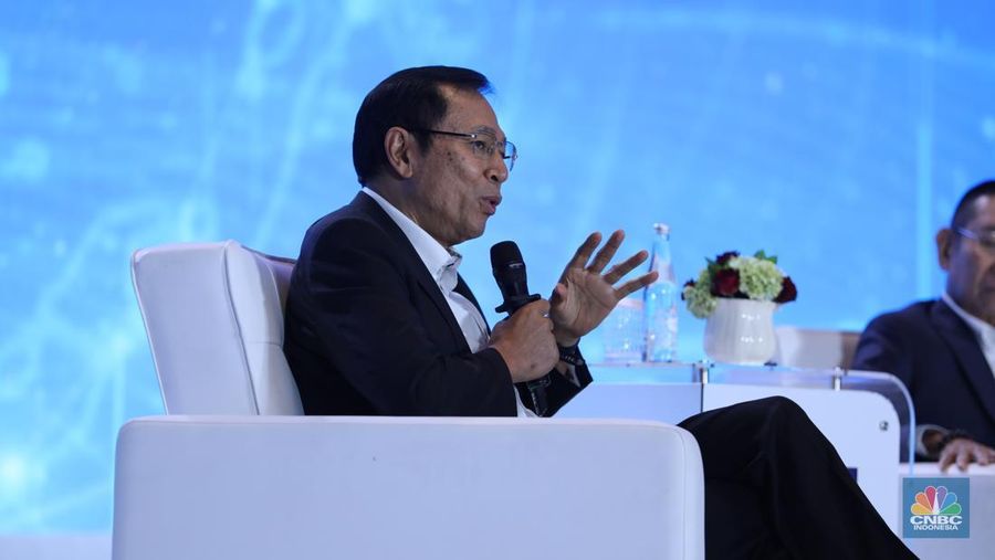 Ekonom Senior, Raden Pardede menyampaikan pemaparan dalam acara CNBC Indonesia Economic Outlook 2025 di Hotel Westin, Jakarta, Rabu (26/2/2025). (CNBC Indonesia/Tri Susilo)