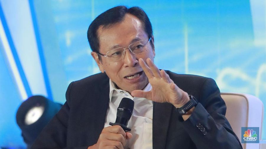 Ekonom Senior, Raden Pardede menyampaikan pemaparan dalam acara CNBC Indonesia Economic Outlook 2025 di Hotel Westin, Jakarta, Rabu (26/2/2025). (CNBC Indonesia/Muhammad Sabki)