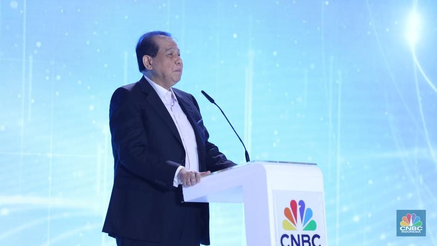 Founder & Chairman CT Corp, Chairul Tanjung memberikan sambutan dalam acara CNBC Indonesia Economic Outlook 2025 di Hotel Westin, Jakarta, Rabu (26/2/2025). (CNBC Indonesia/Tri Susilo)