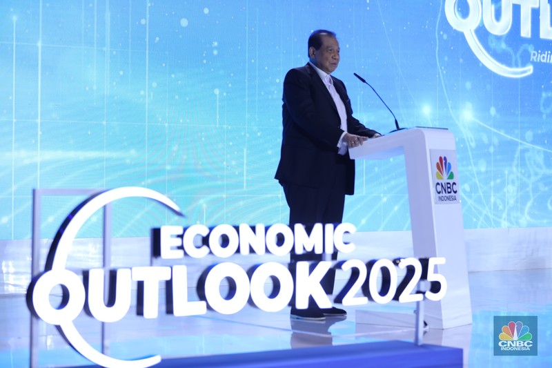 Menteri Investasi dan Hilirisasi / Kepala BKPM, Rosan Roeslani menyampaikan pemaparan dalam acara CNBC Indonesia Economic Outlook 2025 di Hotel Westin, Jakarta, Rabu (26/2/2025). (CNBC Indonesia/Muhammad Sabki)