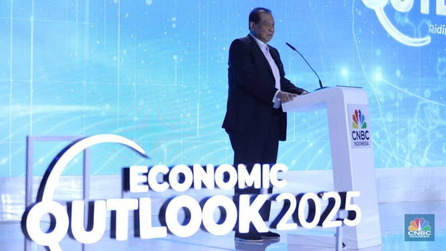 Menteri Investasi dan Hilirisasi / Kepala BKPM, Rosan Roeslani menyampaikan pemaparan dalam acara CNBC Indonesia Economic Outlook 2025 di Hotel Westin, Jakarta, Rabu (26/2/2025). (CNBC Indonesia/Muhammad Sabki)