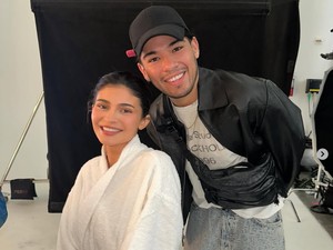 Kylie Jenner Masih Tangisi Hairstylist yang Meninggal 2 Bulan Lalu