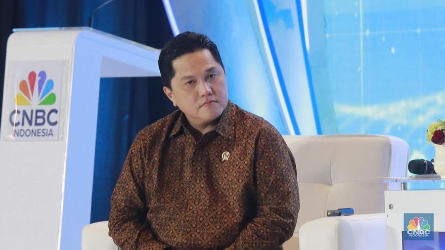 Menteri BUMN RI, Erick Thohir menyampaikan pemaparan dalam acara CNBC Indonesia Economic Outlook 2025 di Hotel Westin, Jakarta, Rabu (26/2/2025). (CNBC Indonesia/Muhammad Sabki)