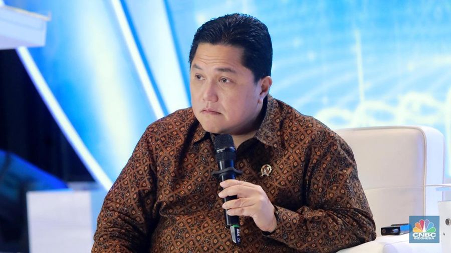 Menteri BUMN RI, Erick Thohir menyampaikan pemaparan dalam acara CNBC Indonesia Economic Outlook 2025 di Hotel Westin, Jakarta, Rabu (26/2/2025). (CNBC Indonesia/Muhammad Sabki)