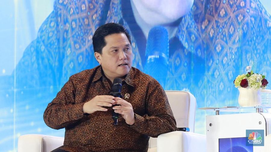 Menteri BUMN RI, Erick Thohir menyampaikan pemaparan dalam acara CNBC Indonesia Economic Outlook 2025 di Hotel Westin, Jakarta, Rabu (26/2/2025). (CNBC Indonesia/Muhammad Sabki)