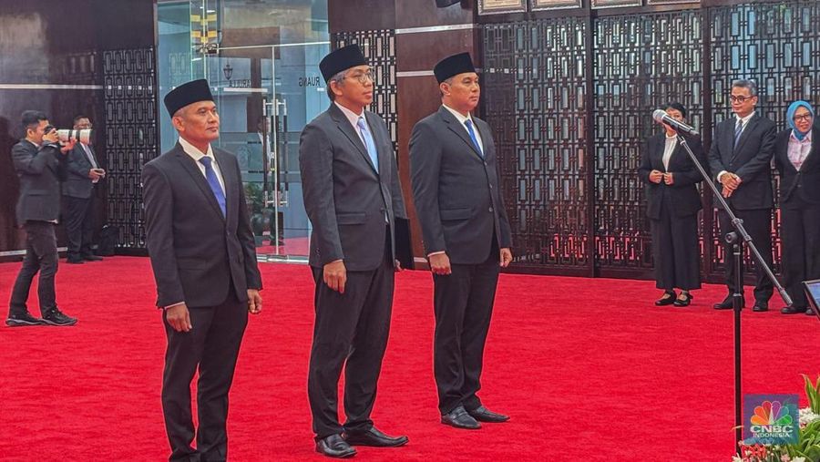 Menteri ESDM Bahlil Lahadalia melantik 3 pejabat baru pimpinan SKK Migas di Gedung Kementerian ESDM, Jakarta, Rabu (26/2/2025). (CNBC Indonesia/Firda Dwi Muliawati)
