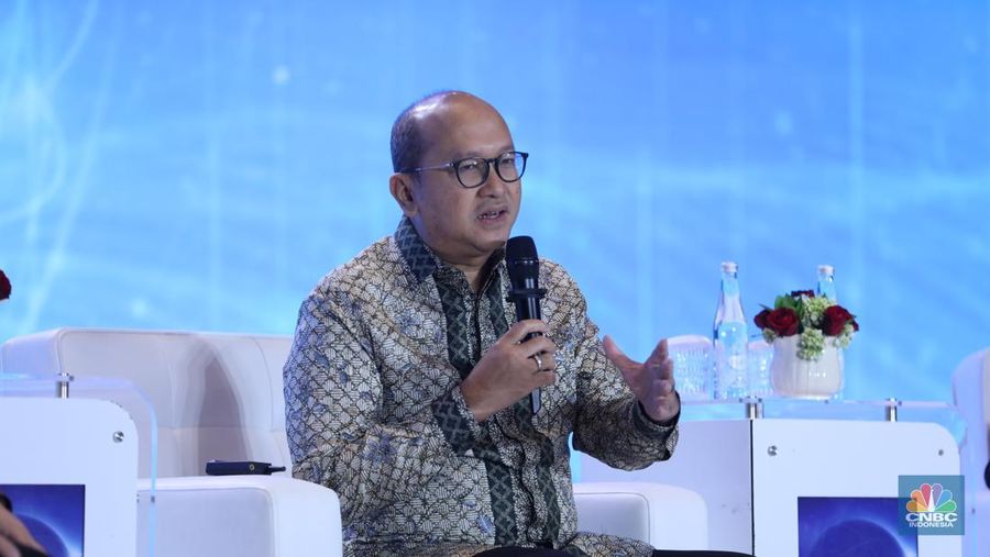 Menteri Investasi dan Hilirisasi / Kepala BKPM, Rosan Roeslani menyampaikan pemaparan dalam acara CNBC Indonesia Economic Outlook 2025 di Hotel Westin, Jakarta, Rabu (26/2/2025). (CNBC Indonesia/Tri Susilo)