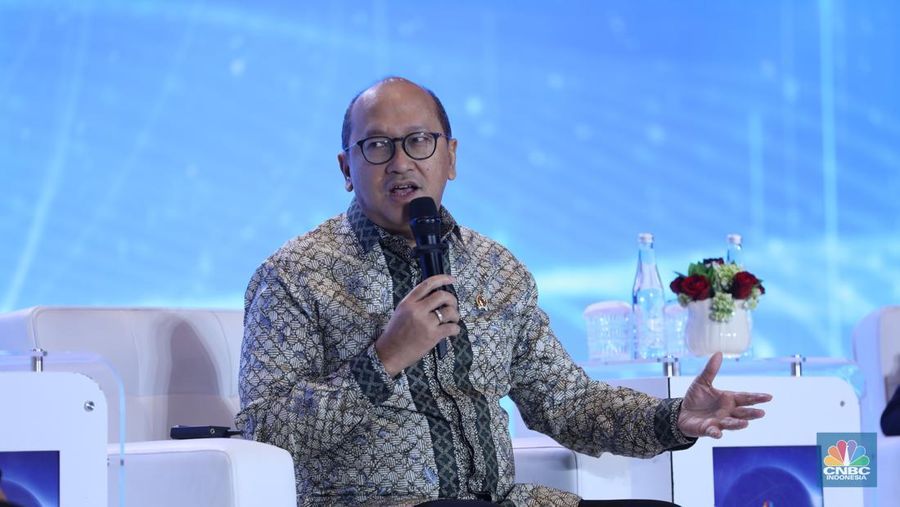 Menteri Investasi dan Hilirisasi / Kepala BKPM, Rosan Roeslani menyampaikan pemaparan dalam acara CNBC Indonesia Economic Outlook 2025 di Hotel Westin, Jakarta, Rabu (26/2/2025). (CNBC Indonesia/Tri Susilo)