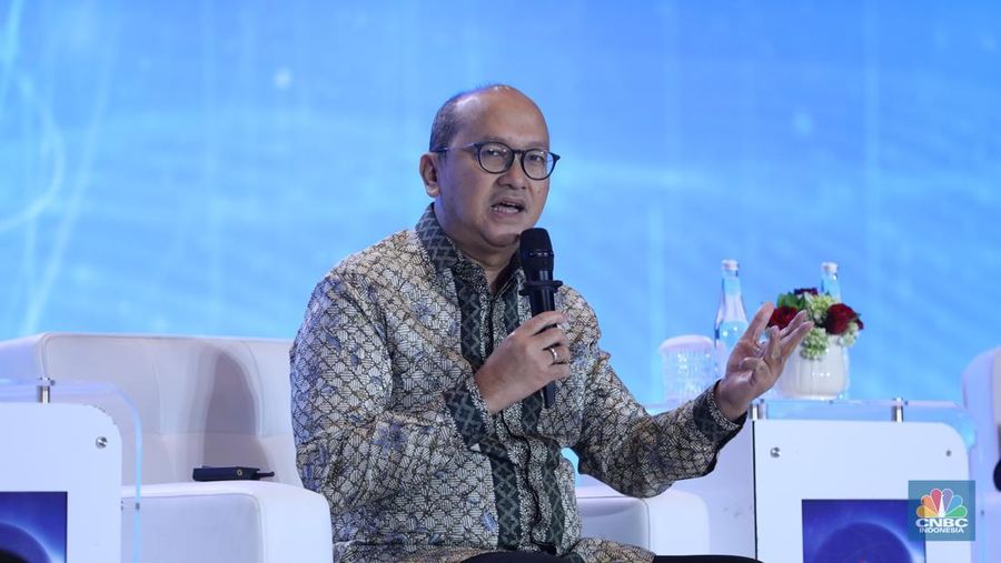 Menteri Investasi dan Hilirisasi / Kepala BKPM, Rosan Roeslani menyampaikan pemaparan dalam acara CNBC Indonesia Economic Outlook 2025 di Hotel Westin, Jakarta, Rabu (26/2/2025). (CNBC Indonesia/Tri Susilo)