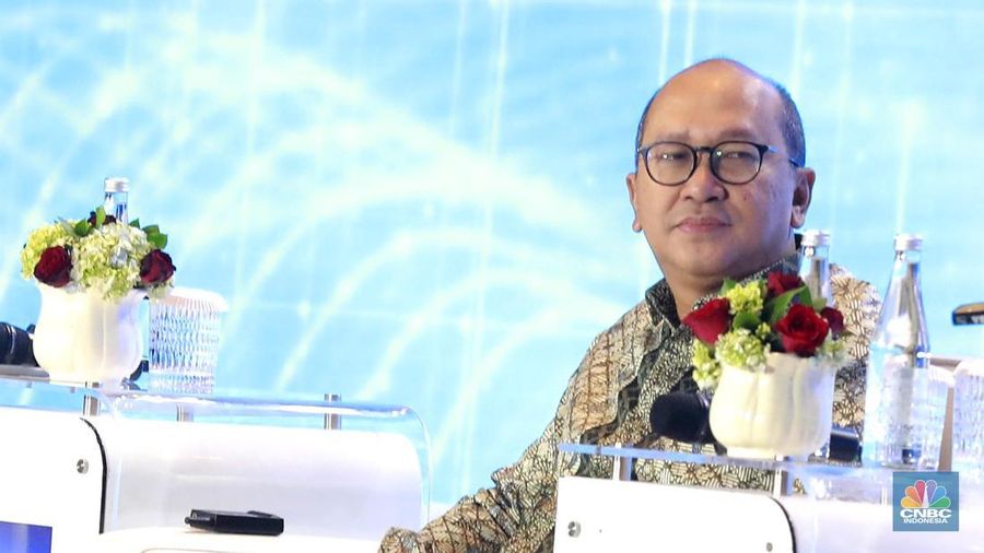Menteri Investasi dan Hilirisasi / Kepala BKPM, Rosan Roeslani menyampaikan pemaparan dalam acara վ Economic Outlook 2025 di Hotel Westin, Jakarta, Rabu (26/2/2025). (վ/Muhammad Sabki)