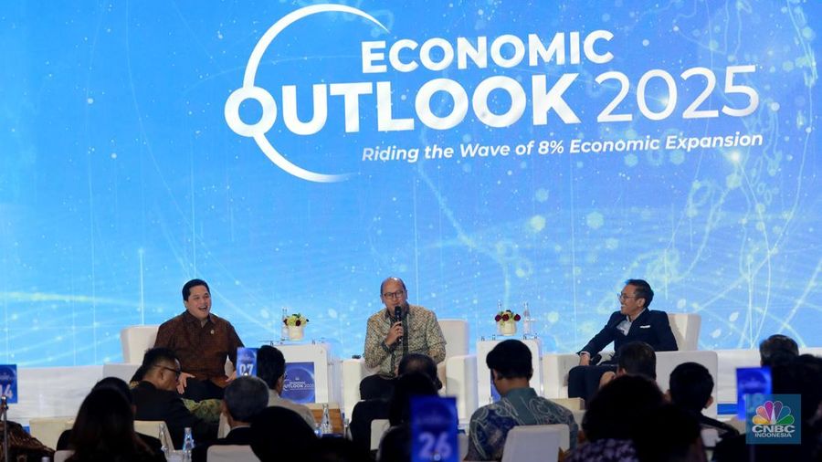 Menteri Investasi dan Hilirisasi / Kepala BKPM, Rosan Roeslani menyampaikan pemaparan dalam acara CNBC Indonesia Economic Outlook 2025 di Hotel Westin, Jakarta, Rabu (26/2/2025). (CNBC Indonesia/Muhammad Sabki)