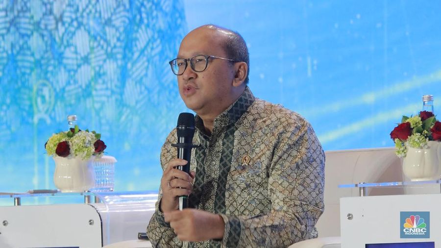 Menteri Investasi dan Hilirisasi / Kepala BKPM, Rosan Roeslani menyampaikan pemaparan dalam acara վ Economic Outlook 2025 di Hotel Westin, Jakarta, Rabu (26/2/2025). (վ/Muhammad Sabki)