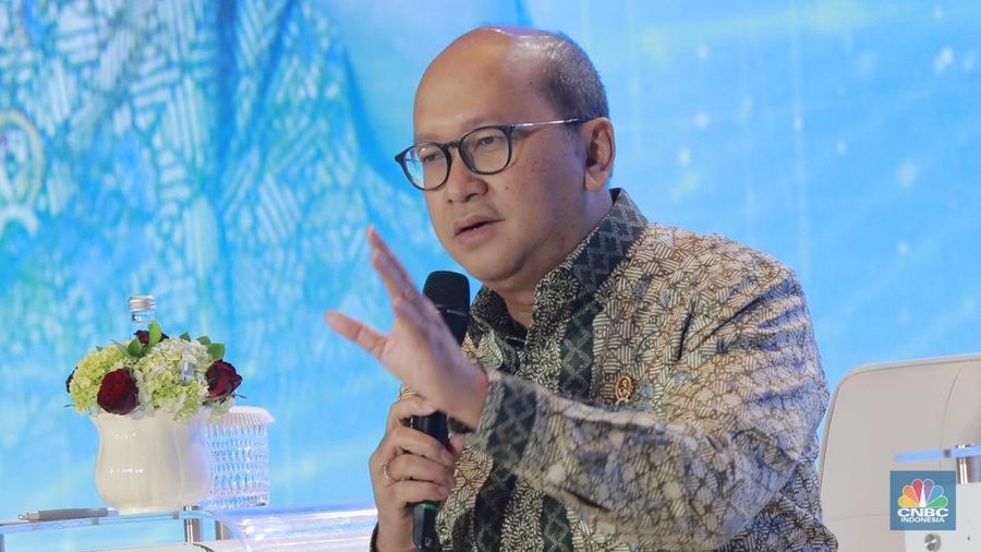 Menteri Investasi dan Hilirisasi / Kepala BKPM, Rosan Roeslani menyampaikan pemaparan dalam acara CNBC Indonesia Economic Outlook 2025 di Hotel Westin, Jakarta, Rabu (26/2/2025). (CNBC Indonesia/Muhammad Sabki)