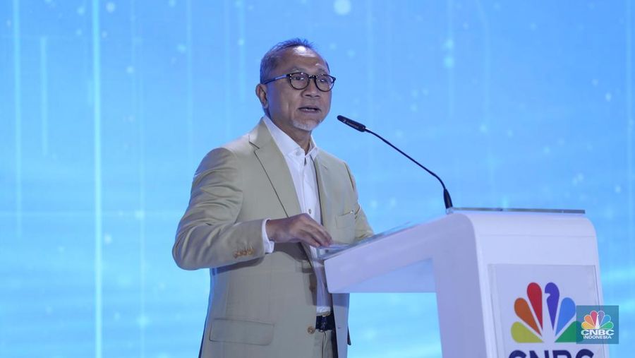 Menteri Koordinator Bidang Pangan RI, Zulkifli Hasan (Zulhas) memberikan sambutan dalam acara CNBC Indonesia Economic Outlook 2025 di Hotel Westin, Jakarta, Rabu (26/2/2025). (CNBC Indonesia/Tri Susilo)