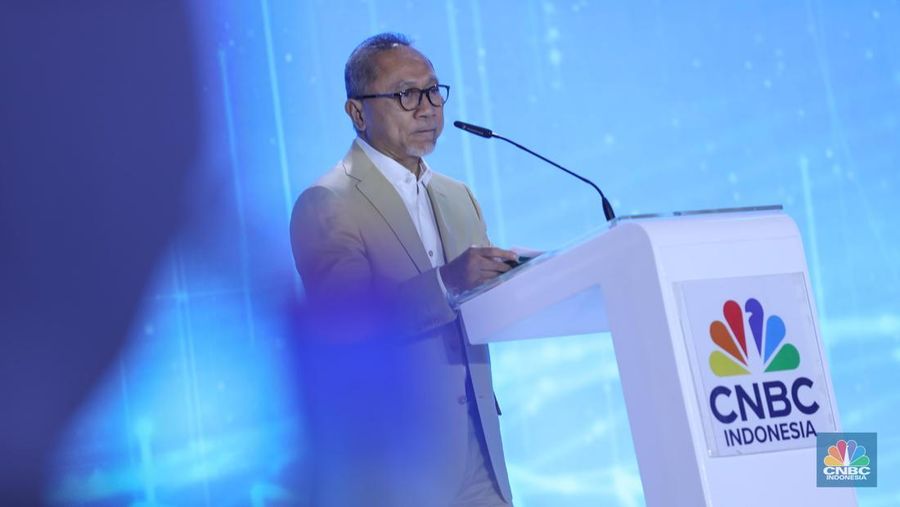 Menteri Koordinator Bidang Pangan RI, Zulkifli Hasan (Zulhas) memberikan sambutan dalam acara CNBC Indonesia Economic Outlook 2025 di Hotel Westin, Jakarta, Rabu (26/2/2025). (CNBC Indonesia/Tri Susilo)